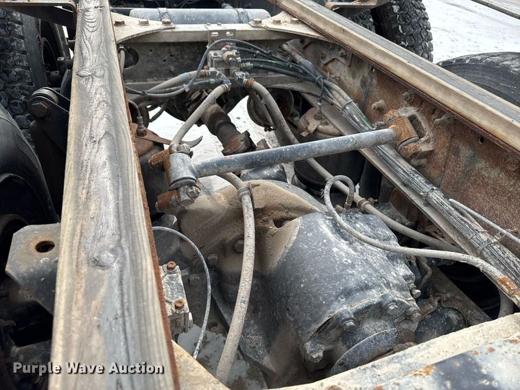 image for item DW2467 1996 Freightliner FLD112 semi truck