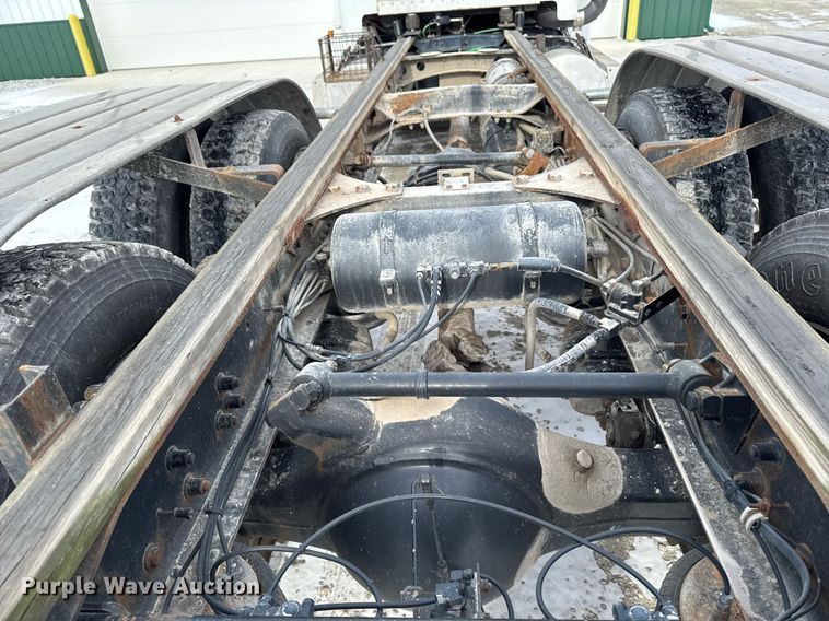 image for item DW2467 1996 Freightliner FLD112 semi truck