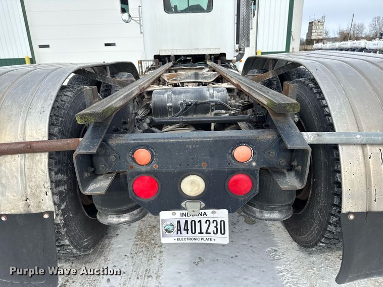 image for item DW2467 1996 Freightliner FLD112 semi truck