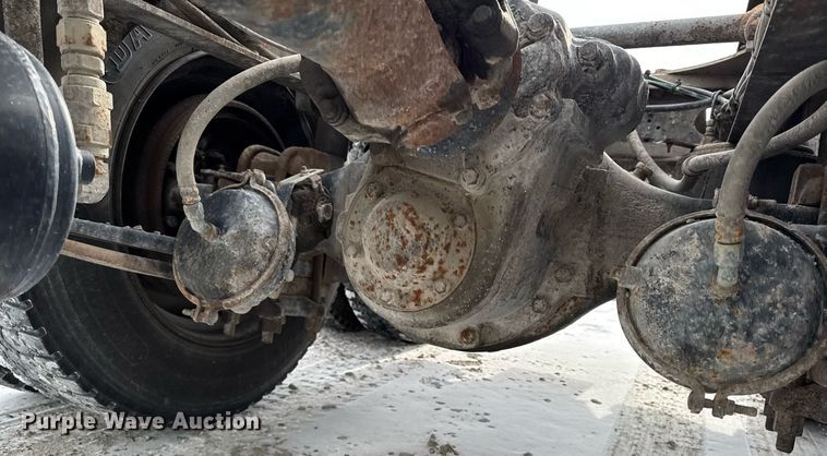 image for item DW2467 1996 Freightliner FLD112 semi truck