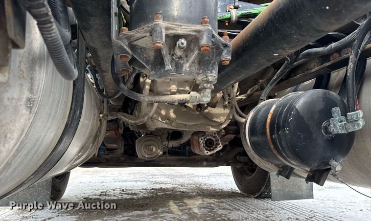 image for item DW2467 1996 Freightliner FLD112 semi truck