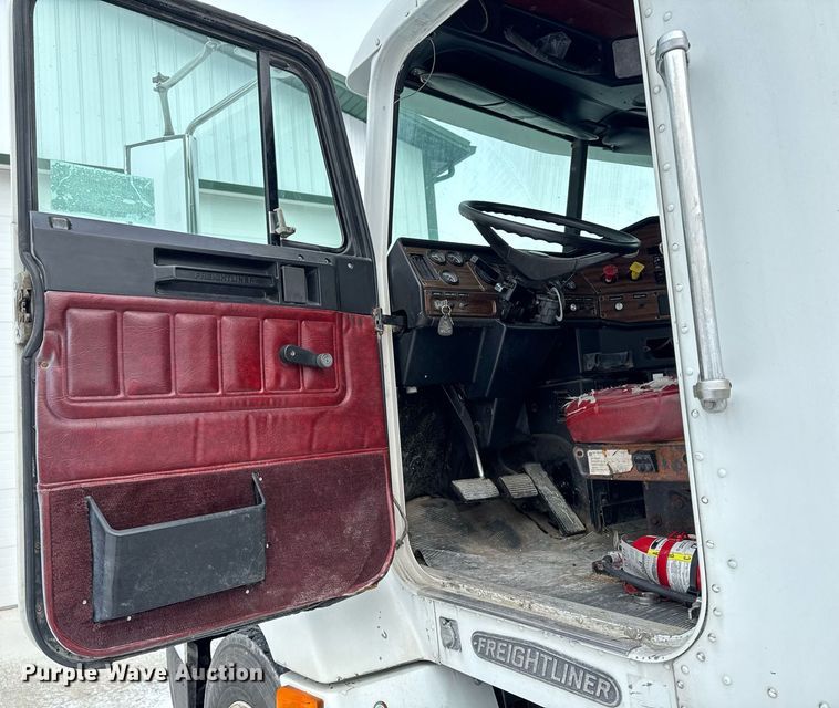image for item DW2467 1996 Freightliner FLD112 semi truck