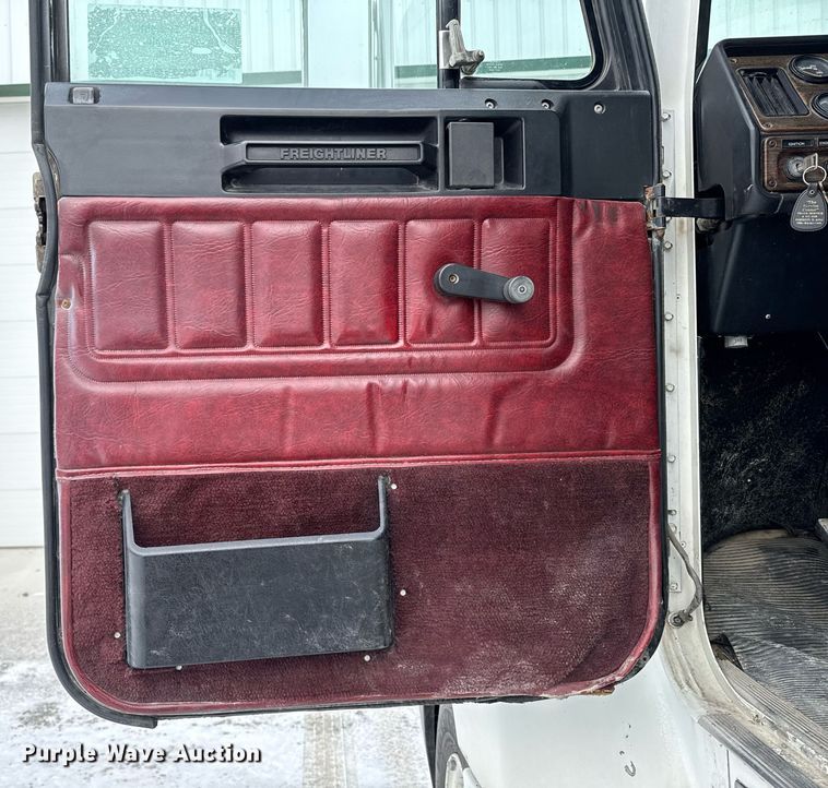 image for item DW2467 1996 Freightliner FLD112 semi truck