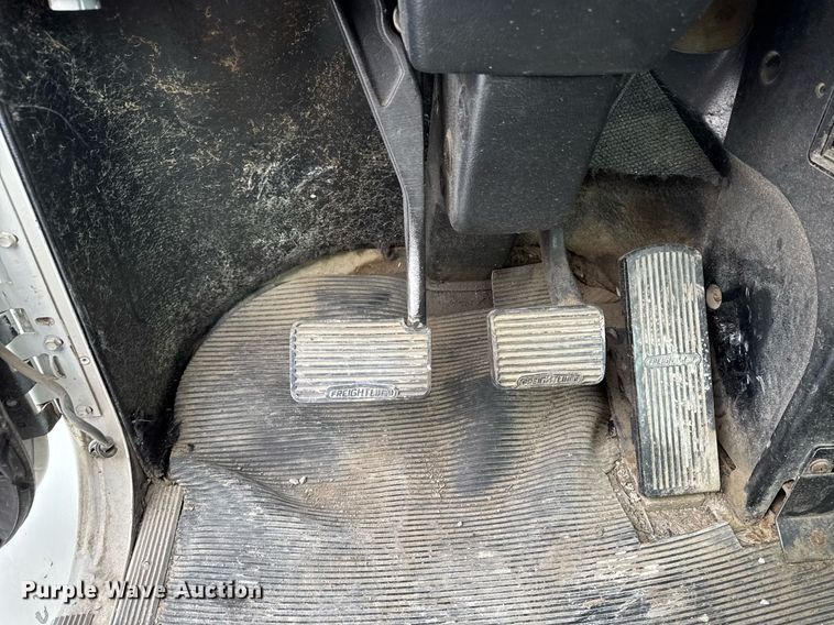 image for item DW2467 1996 Freightliner FLD112 semi truck