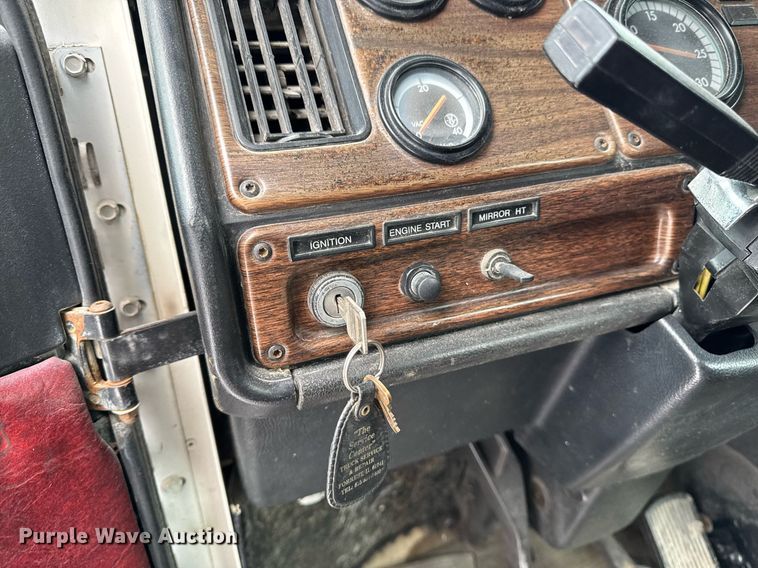 image for item DW2467 1996 Freightliner FLD112 semi truck