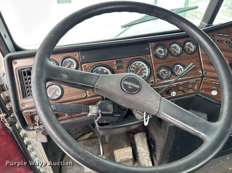 image for item DW2467 1996 Freightliner FLD112 semi truck