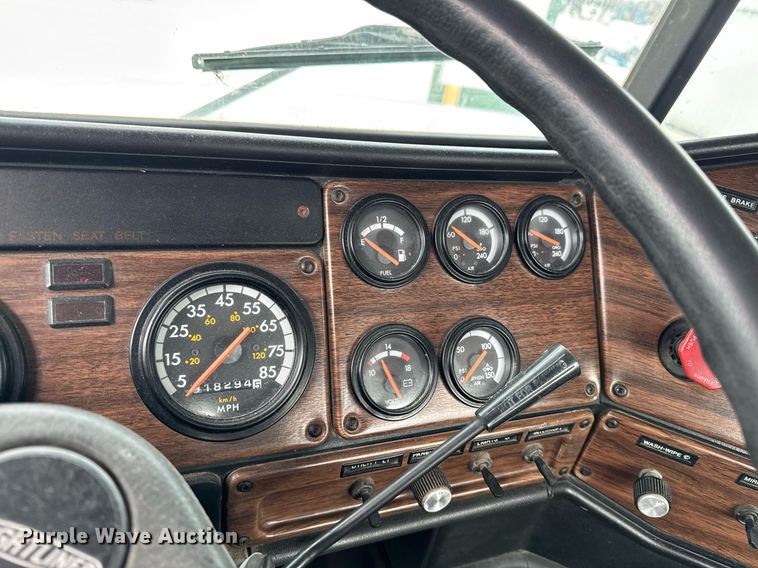 image for item DW2467 1996 Freightliner FLD112 semi truck