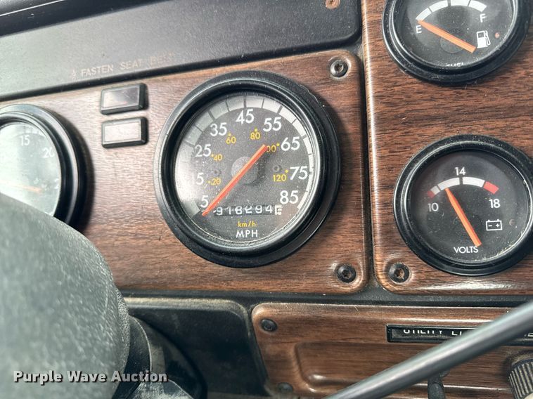 image for item DW2467 1996 Freightliner FLD112 semi truck