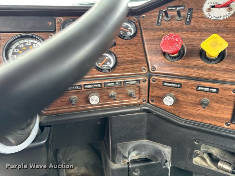 image for item DW2467 1996 Freightliner FLD112 semi truck