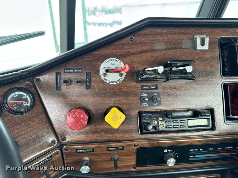 image for item DW2467 1996 Freightliner FLD112 semi truck