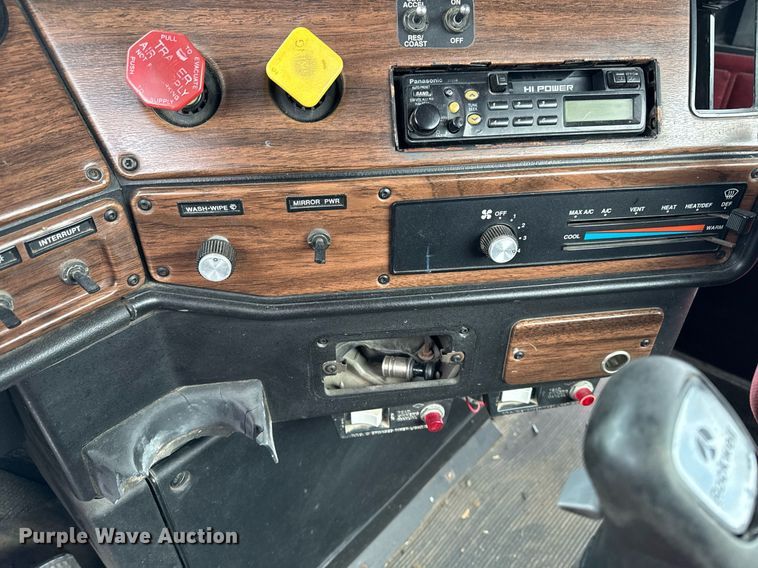 image for item DW2467 1996 Freightliner FLD112 semi truck