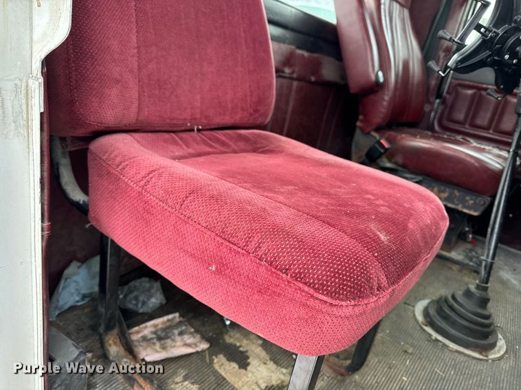 image for item DW2467 1996 Freightliner FLD112 semi truck