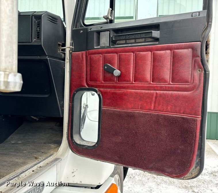 image for item DW2467 1996 Freightliner FLD112 semi truck