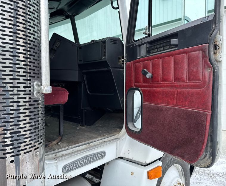 image for item DW2467 1996 Freightliner FLD112 semi truck