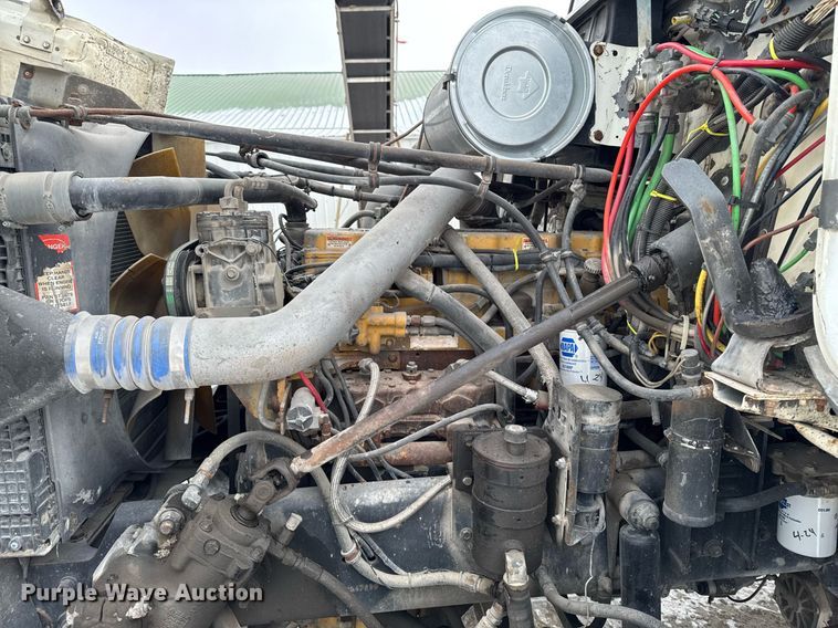 image for item DW2467 1996 Freightliner FLD112 semi truck