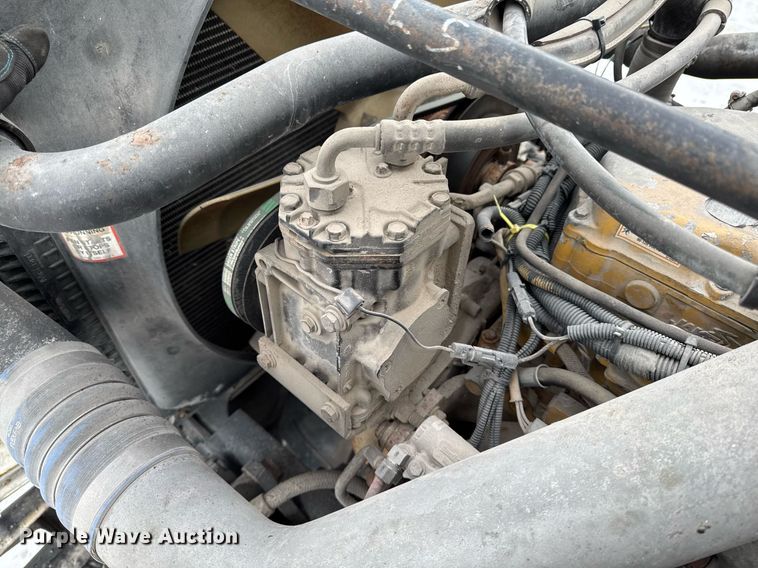 image for item DW2467 1996 Freightliner FLD112 semi truck