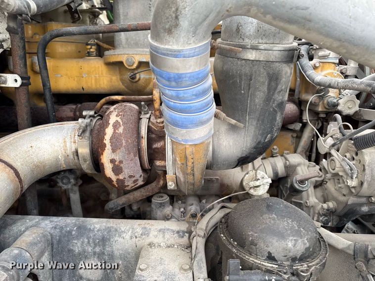 image for item DW2467 1996 Freightliner FLD112 semi truck