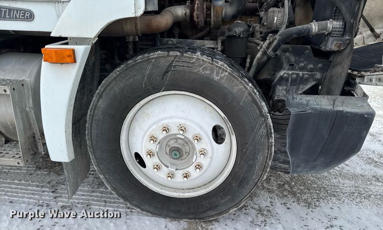 image for item DW2467 1996 Freightliner FLD112 semi truck