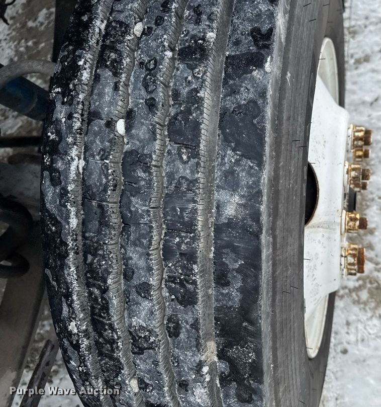 image for item DW2467 1996 Freightliner FLD112 semi truck