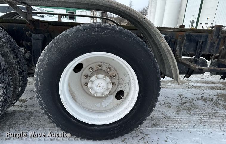 image for item DW2467 1996 Freightliner FLD112 semi truck