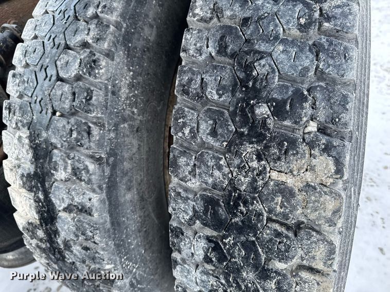 image for item DW2467 1996 Freightliner FLD112 semi truck