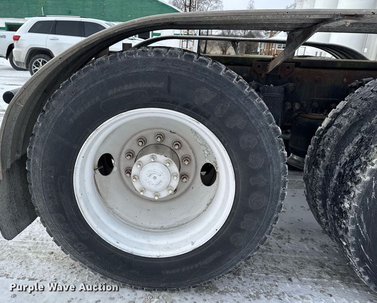 image for item DW2467 1996 Freightliner FLD112 semi truck