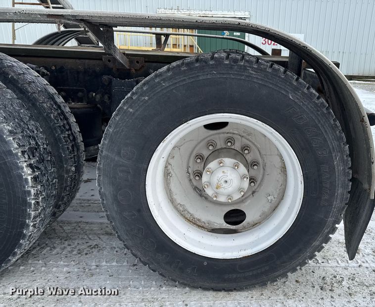 image for item DW2467 1996 Freightliner FLD112 semi truck