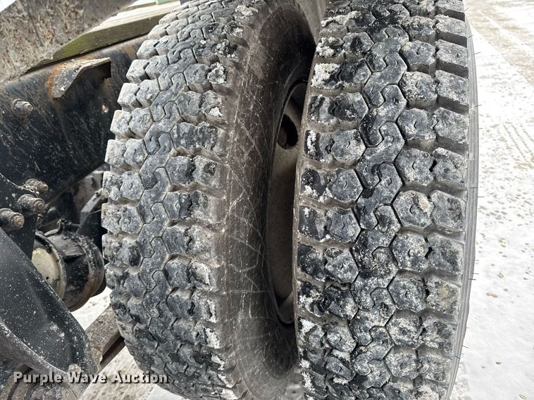 image for item DW2467 1996 Freightliner FLD112 semi truck