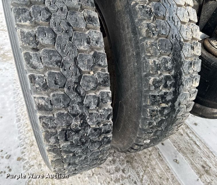 image for item DW2467 1996 Freightliner FLD112 semi truck