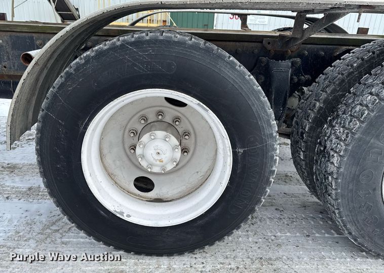 image for item DW2467 1996 Freightliner FLD112 semi truck