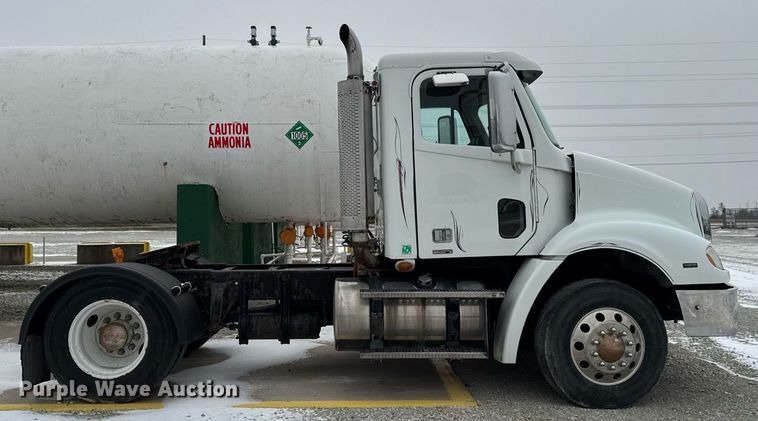 image for item DW2470 2007 Freightliner Cascadia semi truck