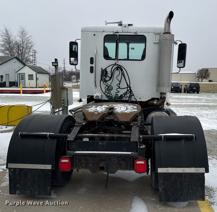 image for item DW2470 2007 Freightliner Cascadia semi truck