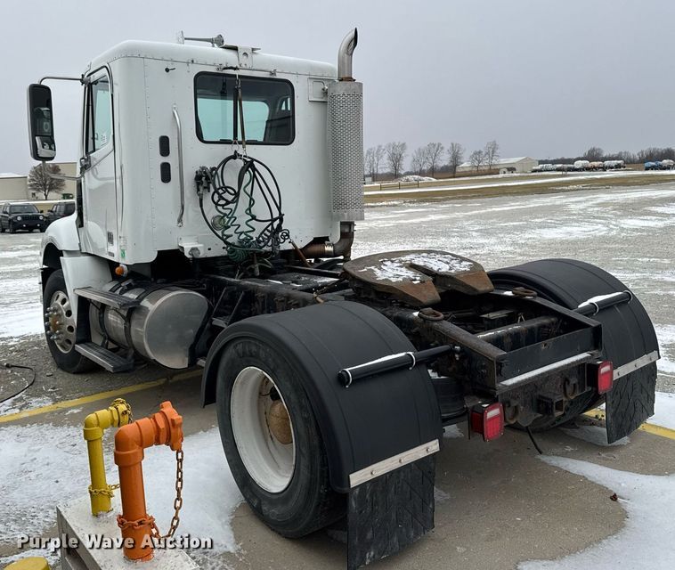 image for item DW2470 2007 Freightliner Cascadia semi truck