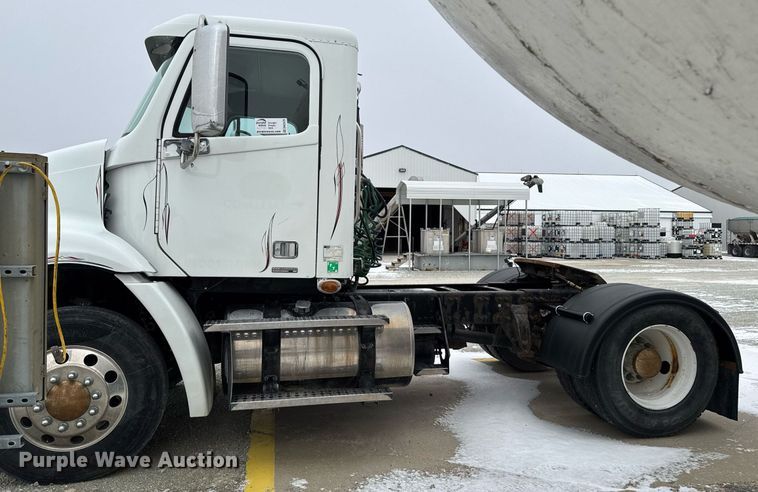 image for item DW2470 2007 Freightliner Cascadia semi truck