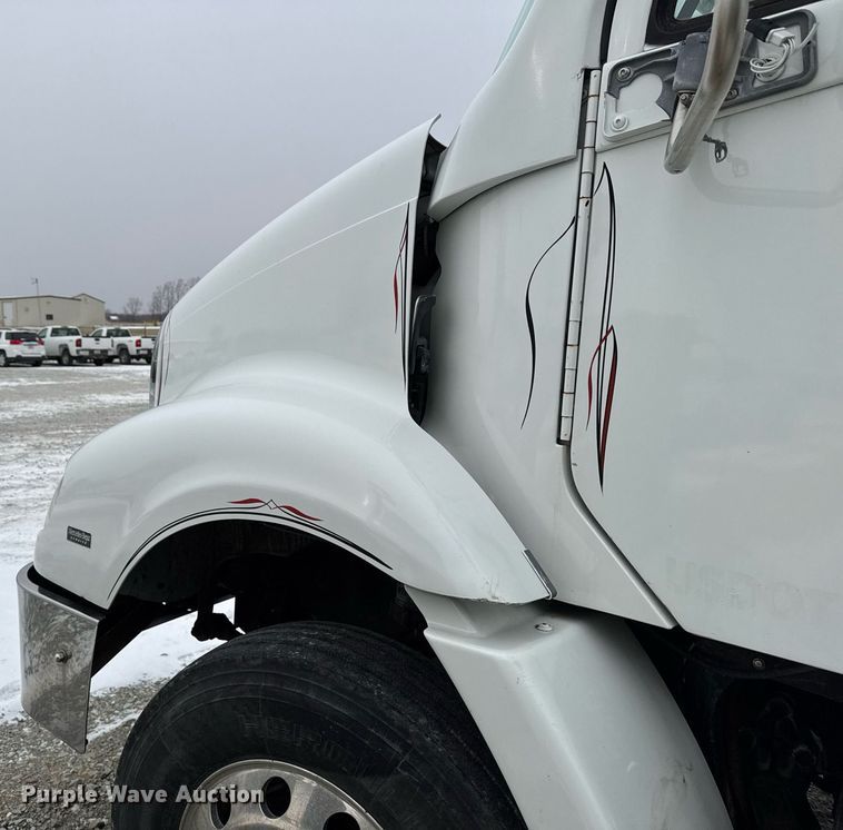 image for item DW2470 2007 Freightliner Cascadia semi truck