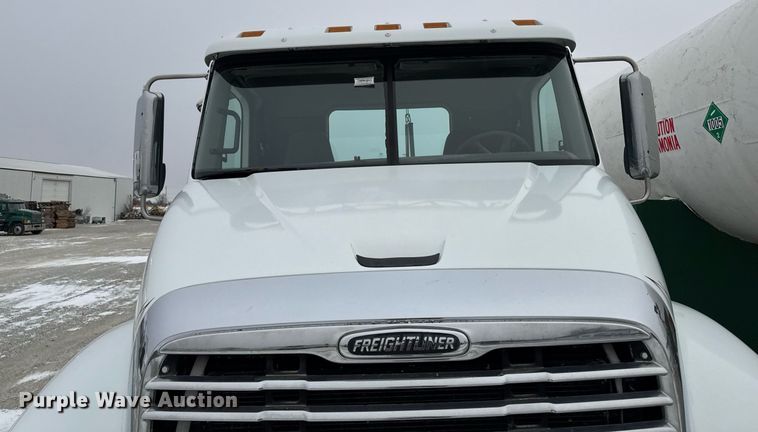 image for item DW2470 2007 Freightliner Cascadia semi truck