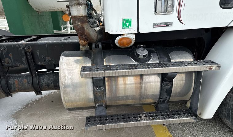 image for item DW2470 2007 Freightliner Cascadia semi truck