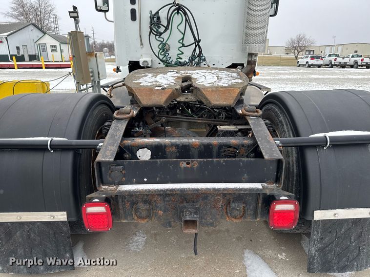 image for item DW2470 2007 Freightliner Cascadia semi truck