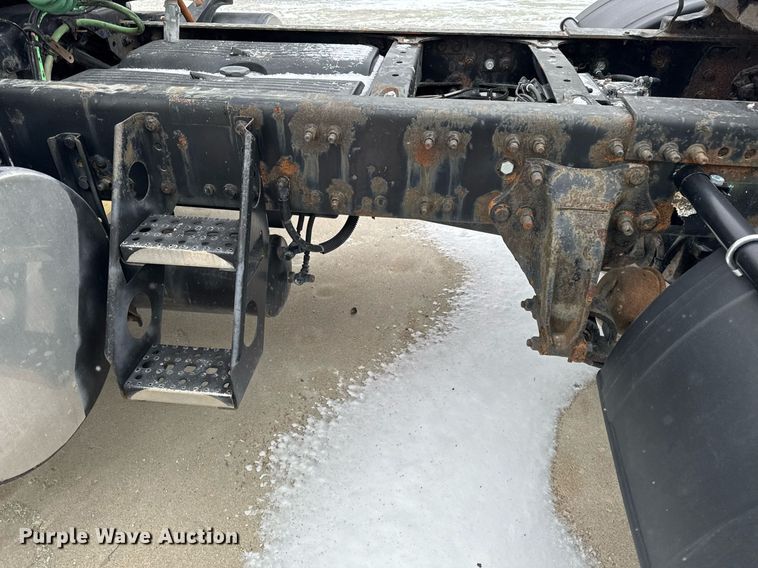 image for item DW2470 2007 Freightliner Cascadia semi truck