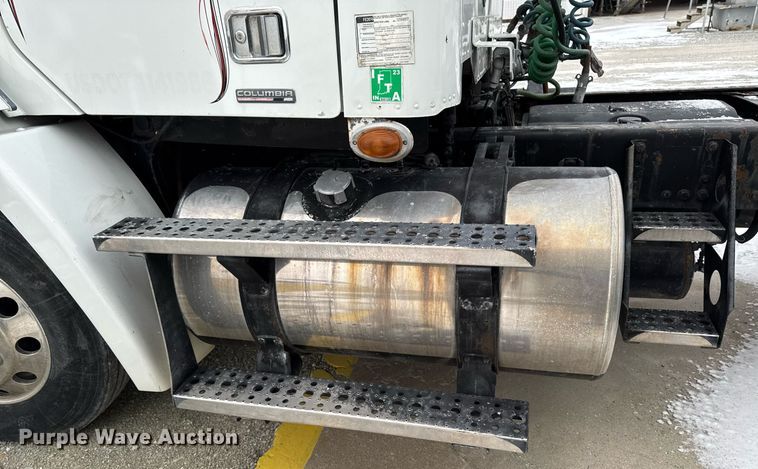 image for item DW2470 2007 Freightliner Cascadia semi truck