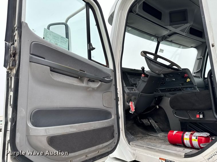 image for item DW2470 2007 Freightliner Cascadia semi truck