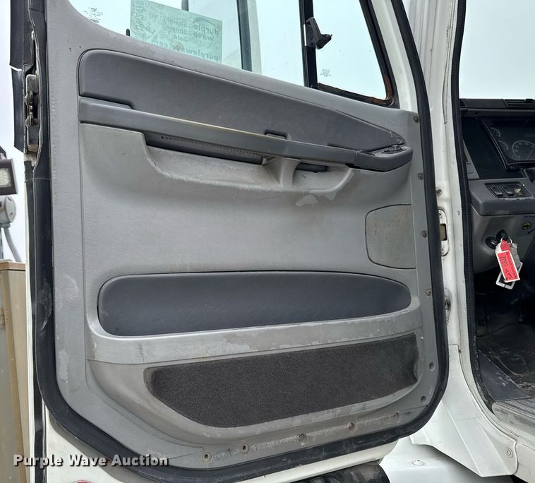 image for item DW2470 2007 Freightliner Cascadia semi truck