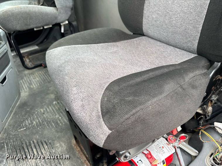 image for item DW2470 2007 Freightliner Cascadia semi truck