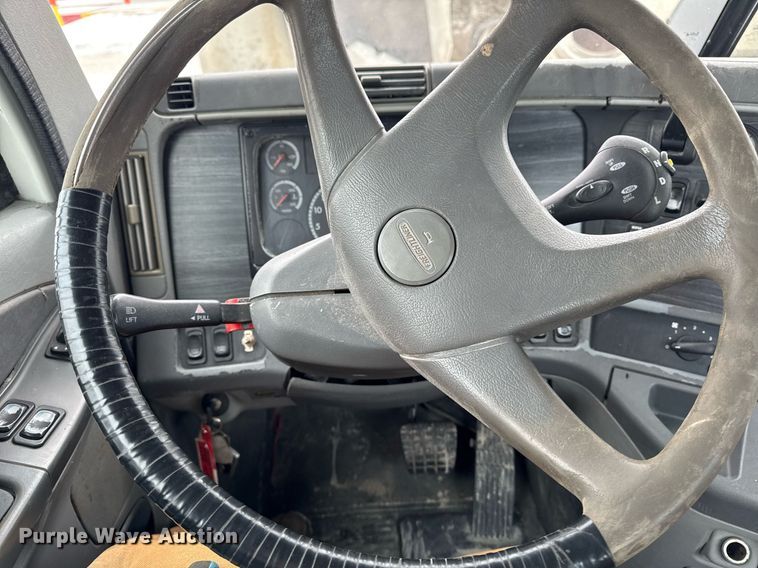 image for item DW2470 2007 Freightliner Cascadia semi truck