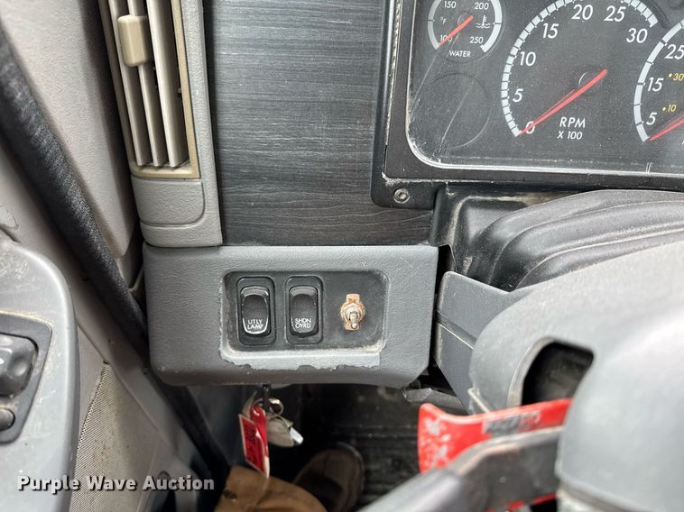 image for item DW2470 2007 Freightliner Cascadia semi truck