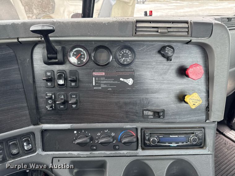 image for item DW2470 2007 Freightliner Cascadia semi truck