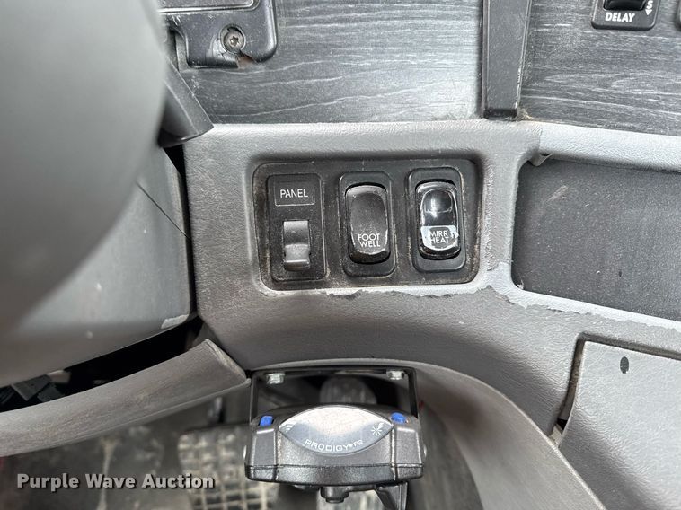 image for item DW2470 2007 Freightliner Cascadia semi truck