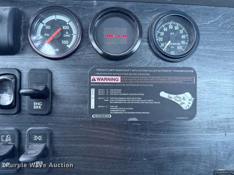 image for item DW2470 2007 Freightliner Cascadia semi truck