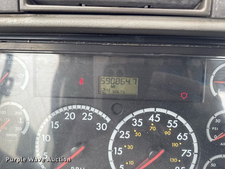 image for item DW2470 2007 Freightliner Cascadia semi truck