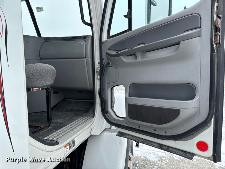 image for item DW2470 2007 Freightliner Cascadia semi truck